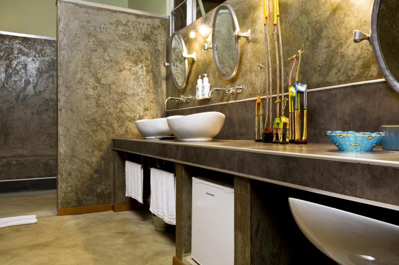 Namibia, Otjiwarongo, Okonjima Plains Camp, Standard Room Bad