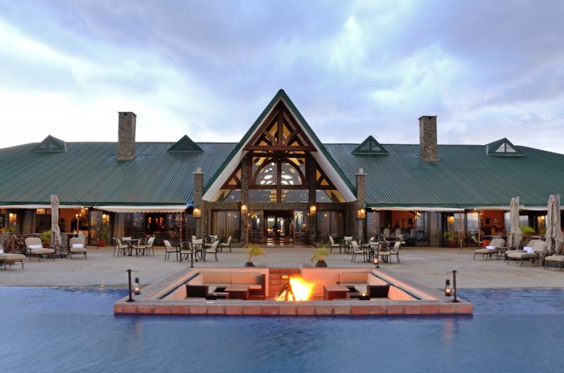 Tansania, Ngorongoro Krater, Ngorongoro O'ldeani Mountain Lodge, Pool & Feuerstelle