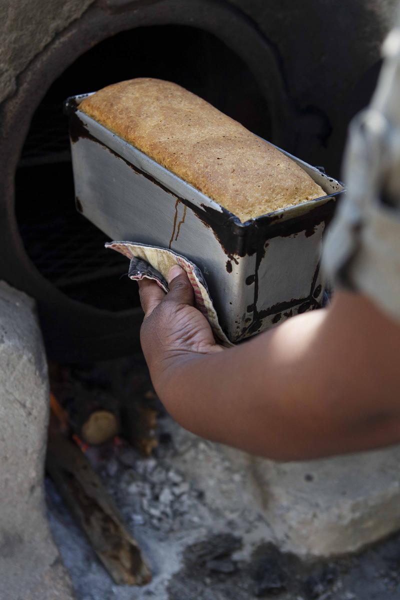 Botswana, Moremi Game Reserve, Camp Xakanaxa, Impressionen, Brotbacken