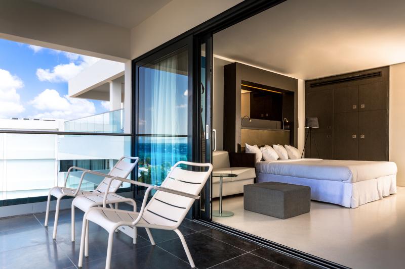 Karibik, Curacao, Jan Thiel Bucht, Papagayo Beach Hotel, Zimmerbeispiel Ocean Front View