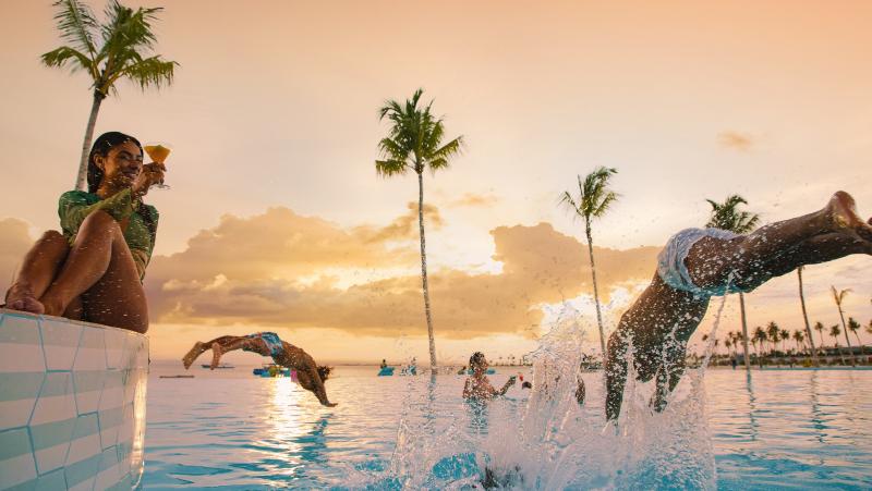 Malediven, Joy Island Maledives Main Pool Rainbow Bar