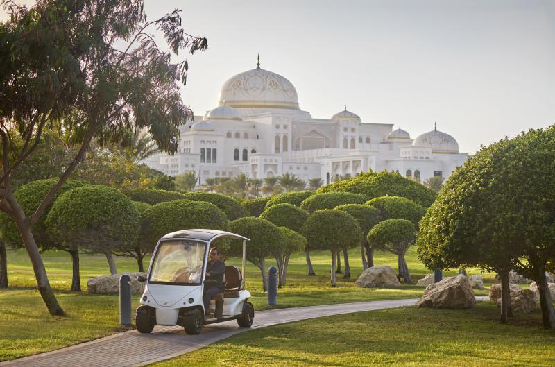 Vereinigte Arabische Emirate, Abu Dhabi, Emirates Palace Mandarin Oriental, Garten mit Blick auf Qasr Al Watan