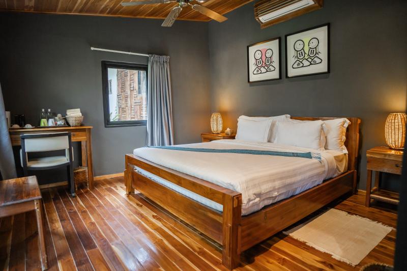 Laos, Luang Prabang, The Namkhan Luang Prabang, Zimmerbeispiel Art Deluxe Family Room